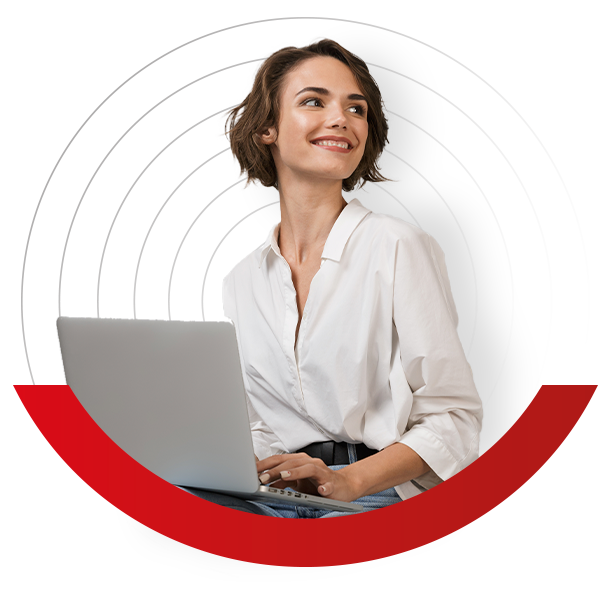 Profissional usando laptop em ambiente tecnológico.